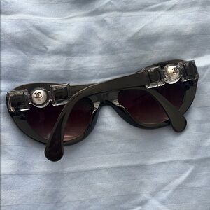 CHANEL Black Sunglasses with Pearl and square details